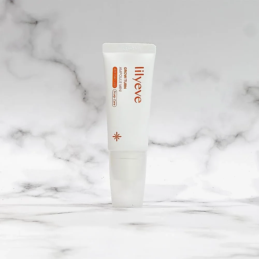 Tubo Lilyeve Grow:Turn Ampoule Mini 30ml em pé sobre mármore branco